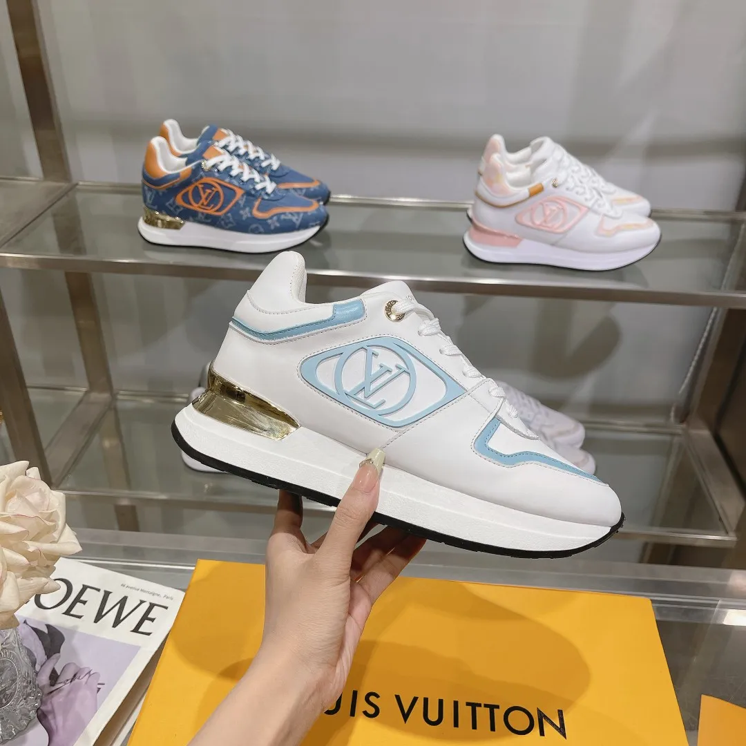 👟👟Ex-factory price 640👟👟 Men's size +10 Louis Vuitton's official website synchronizes the 2024 couple's models, this Neo Run Away sneakers are inspired by running shoes, integrating LV's iconic must-have shoes into the trend. This version is a 1:1 replica of the original version, reinterpreting Damier canvas with cow leather and mesh fabrics, highlighting its simple lines and unique wedge outsole. The main details include the LV initials on the side and the engraved gold heel stabilizer on the back plus a hidden insole. 2cm. Sizes 35-42, 39-46. Full package. High version. New and old customers are welcome to inquire.